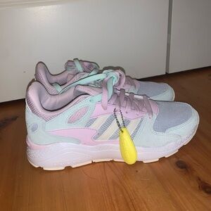 Women’s Adidas chaos cloud foam tennis shoe NWT